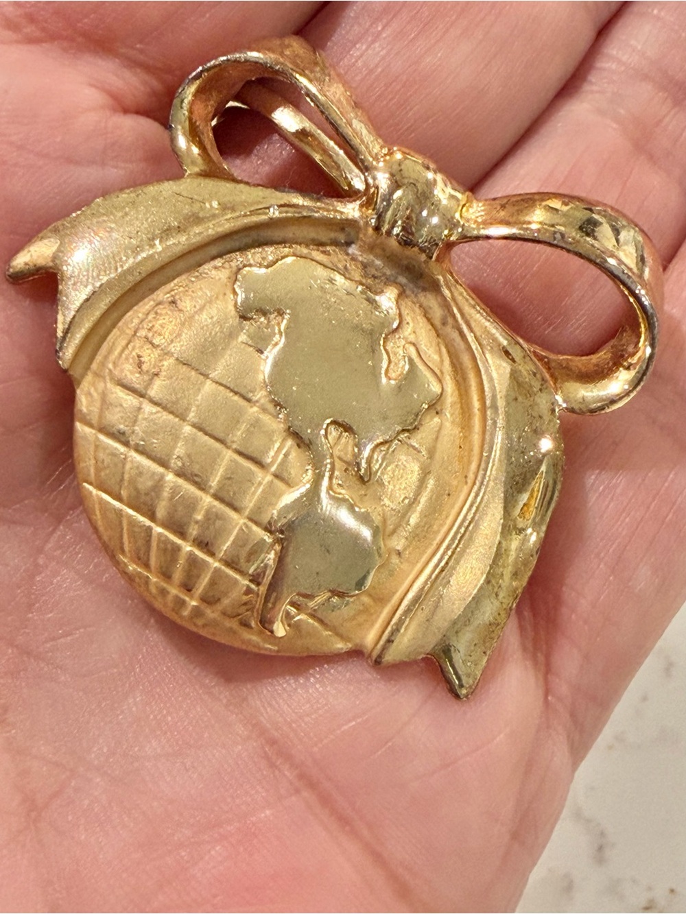 Vintage AJC Gold Tone Globe & Ribbon Bow Brooch Pin - Collectible
